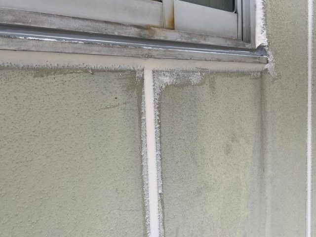 明石市でサッシ周りのシール打設後